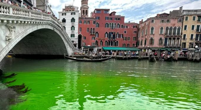 Polícia investiga mancha verde brilhante no Grande Canal de Veneza