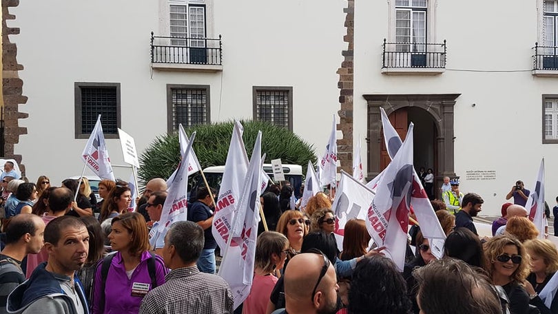 Greve geral e concentração de docentes enquanto se discute OE