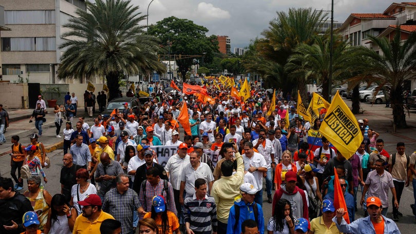 Imagem de Manifestantes desafiam polícia e pedem pressão internacional contra as eleições na Venezuela