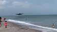 Bombardeiro fez amaragem de emergência em praia (vídeo)