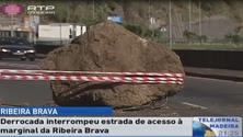 Derrocada interrompeu este sábado o acesso à marginal da Ribeira Brava