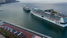 Imagem de Dois navios de cruzeiro no Funchal, com quase 9 mil pessoas