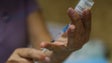 Mais de 76 mil pessoas receberam terceira dose e vacina da gripe na segunda-feira