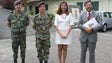 Imagem de Sara Madruga da Costa em reunião com o comandante da Zona Militar da Madeira