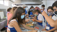 Crianças cozinham para famílias carenciadas (vídeo)