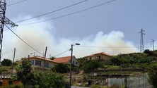 Imagem de 40 operacionais e helicóptero tentam combater incêndio (vídeo)
