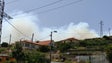 Imagem de 40 operacionais e helicóptero tentam combater incêndio (vídeo)
