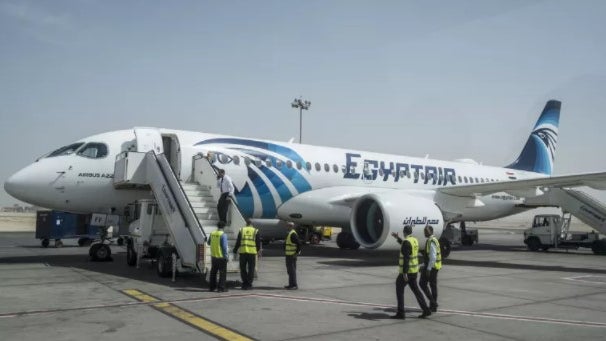 Avião regressa ao Cairo devido a mensagem ameaçadora a bordo