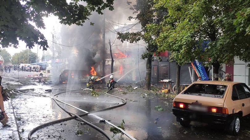 Imagem de Pelo menos 16 mortos em ataque russo a mercado no leste da Ucrânia