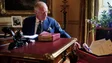 Rei Carlos III recorda mãe e homenageia trabalhadores do serviço público britânico