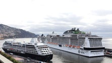 Imagem de Três navios com 10.343 pessoas a bordo