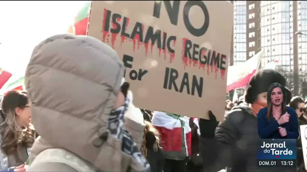 Imagem de Morte de Khamenei recebida com raiva e com festa