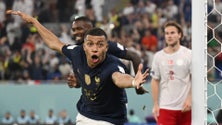 Imagem de Bis de Mbappé coloca campeã França nos oitavos