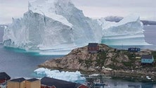 Imagem de Icebergue solta-se e obriga à evacuação de uma aldeia na Gronelândia