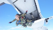 Imagem de Paraquedistas do Exército Português realizam vários saltos no Funchal