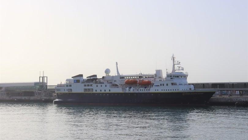 Imagem de Porto do Funchal recebe um navio de expedição e um mega-iate