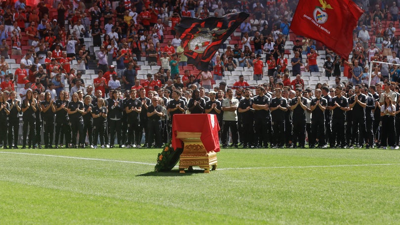 Imagem de Adeptos despedem-se de Chalana no Estádio da Luz