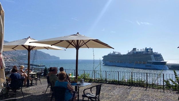 Imagem de «Anthem of the Seas» regressou hoje ao Funchal com 6196 pessoas a bordo