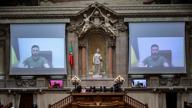 Zelensky pede a Portugal armamento pesado e reforço de sanções à Rússia