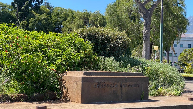 Estátua de Cristóvão Colombo no Parque de Santa Catarina foi derrubada e vandalizada