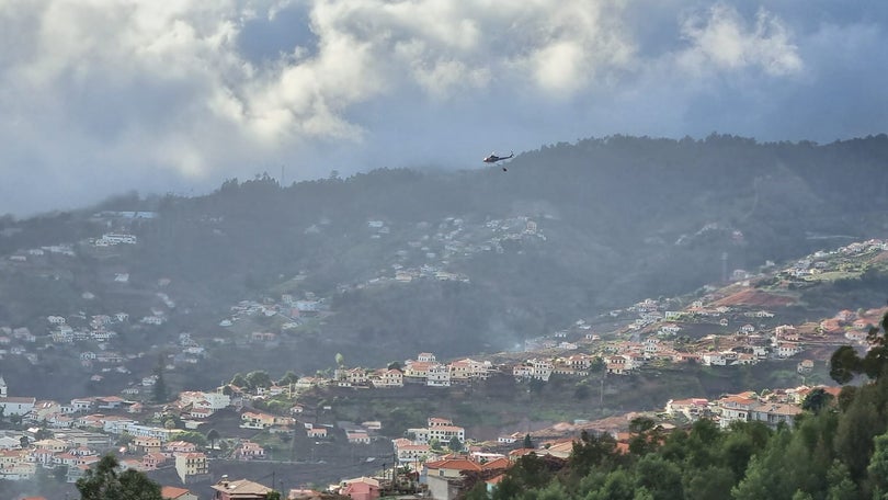 Imagem de Incêndio perto de casas