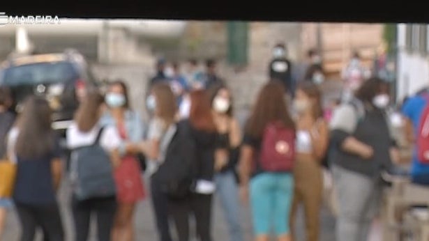 Imagem de Covid-19: Governo Central quer acabar com concentrações à porta das escolas