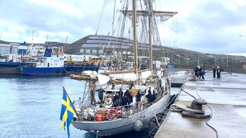 Imagem de Porto do Caniçal com navio-escola e a visita rápida do «Come Together»