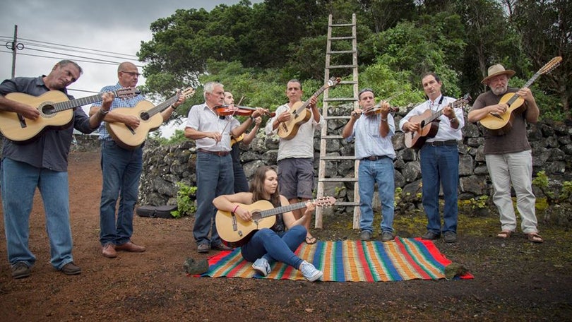 Imagem de Bring your guitars, one and all -Nancy Matos