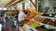 Imagem de Mercados municipais de Santa Cruz e Camacha em funcionamento integral