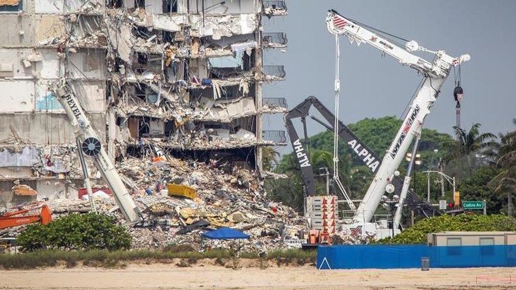 Demolição do que resta do prédio de Miami