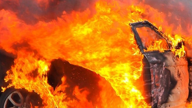 Imagem de Carro a arder na via rápida, zona do Campanário