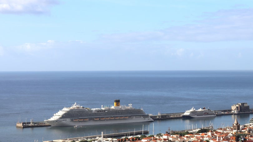 Imagem de Porto do Funchal com dois navios que trazem mais de 5 500 pessoas