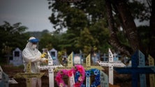 Imagem de Casos baixam em todo o mundo, mas sobem as mortes