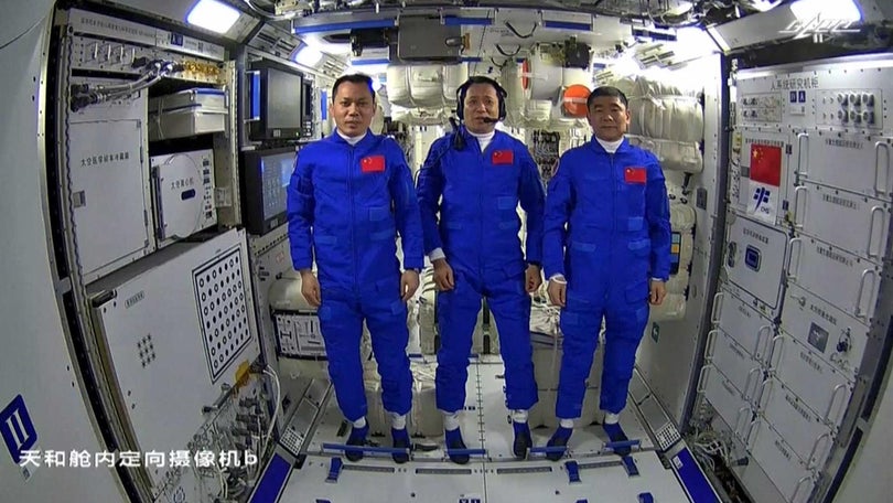 Imagem de Astronautas chineses fazem primeiro passeio no espaço