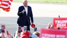 Imagem de Trump fala em «perseguição política» após acusação