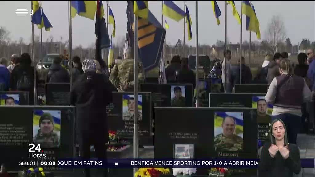 Zelensky prestou homenagem às vítimas de Bucha