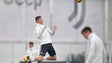 Imagem de Ronaldo no banco de suplentes frente à Udinese