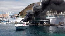 Imagem de Barco incendeia-se na marina de Angra do Heroísmo [Vídeo]