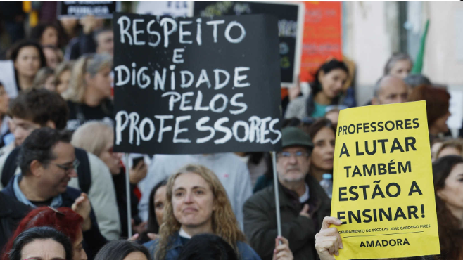 Professores protestam contra alterações aos concursos