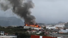 Imagem de Armazém ameaçado pelas chamas (vídeo)