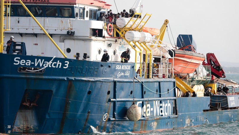 Dois barcos com mais de 800 imigrantes aguardam para atracar no Mediterrâneo