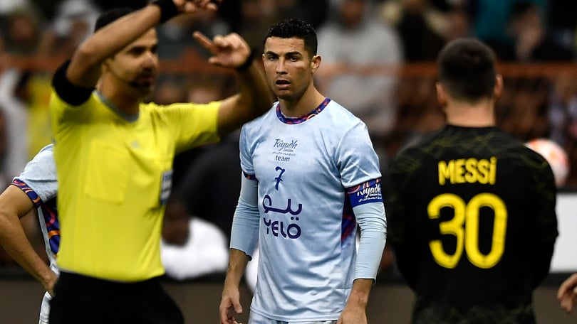 Imagem de Ronaldo estreia-se com bis na Arábia Saudita num jogo com nove golos