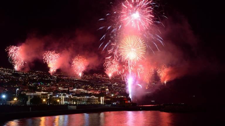 Milhares de pessoas assistem no Funchal à passagem de ano