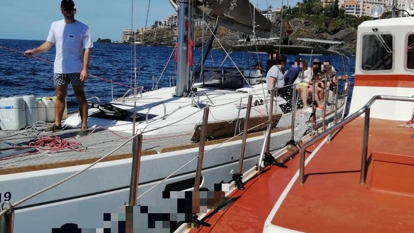Imagem de Estação Salva-vidas do Funchal auxilia 12 tripulantes de veleiro no Funchal
