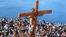 Imagem de Centenas de pessoas em Câmara de Lobos para assistir à Via Sacra