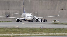 Imagem de Dois homens detidos em Londres em voo da Ryanair escoltado por caças da Força Aérea Britânica