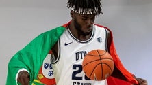 Imagem de Neemias Queta assina contrato de duas vias com os Kings