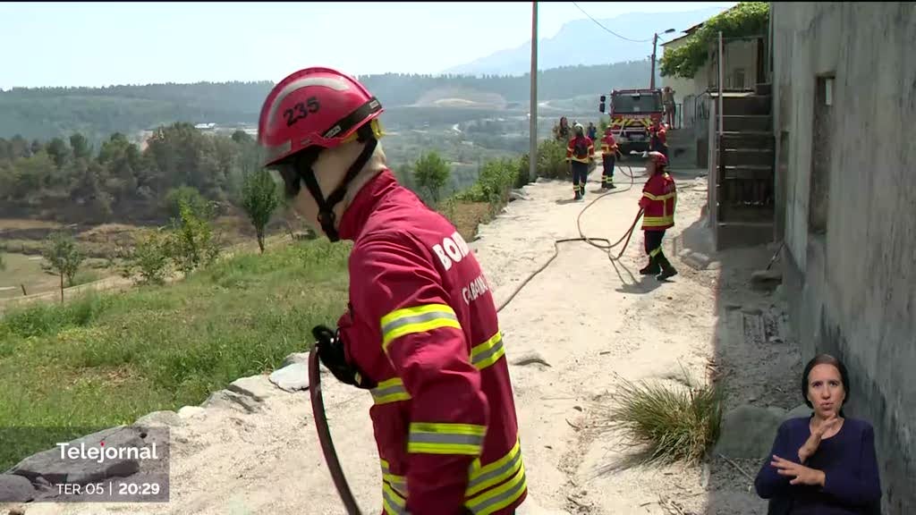 Bombeiros atingem níveis de cansaço após semanas de combate