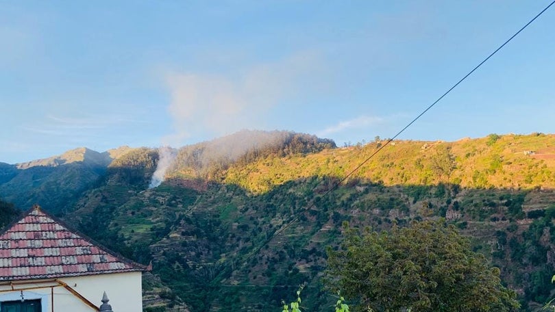 Imagem de Incêndio nas zonas altas da Ponta Sol mobiliza bombeiros