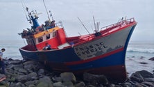 Imagem de Embarcação encalha em zona de difícil acesso no norte da Madeira